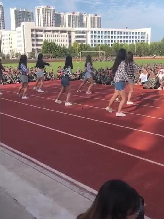 军训跳舞衣服吃瓜,舞动青春,瓜香四溢的集体记忆
